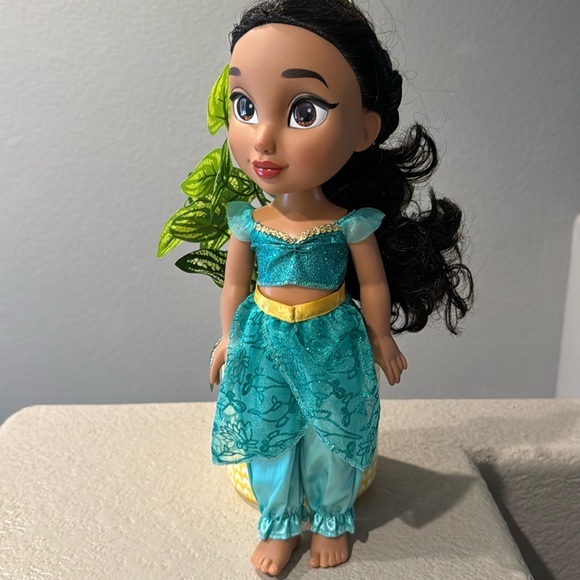 Doll Jasmine gently used - Picture 1 of 3